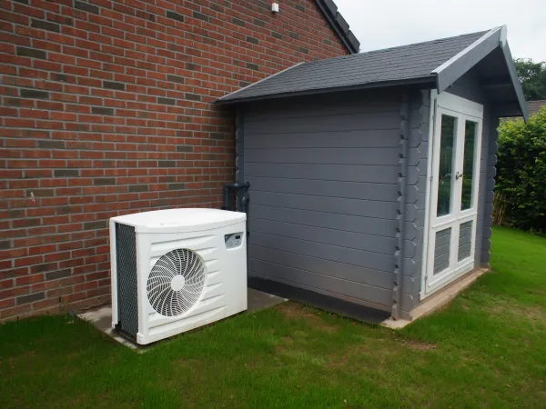Petite cabane pour chauffage de piscine