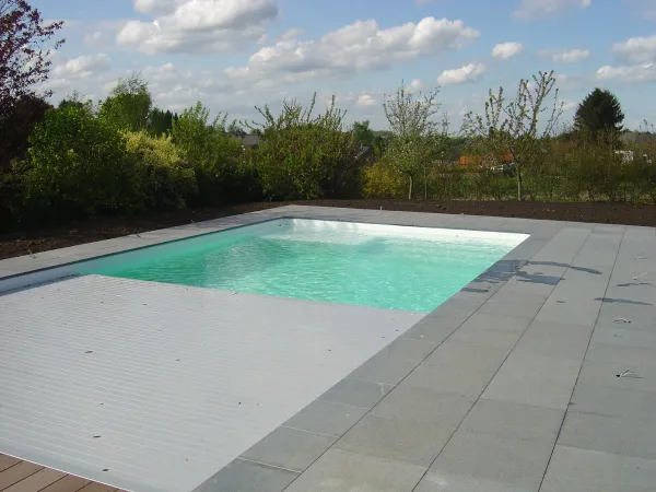 Piscine extérieure à moitié couverte