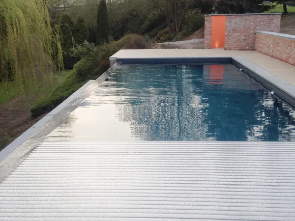 Piscine extérieure couverte