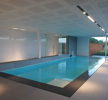 Piscine intérieure couverte dans un bâtiment