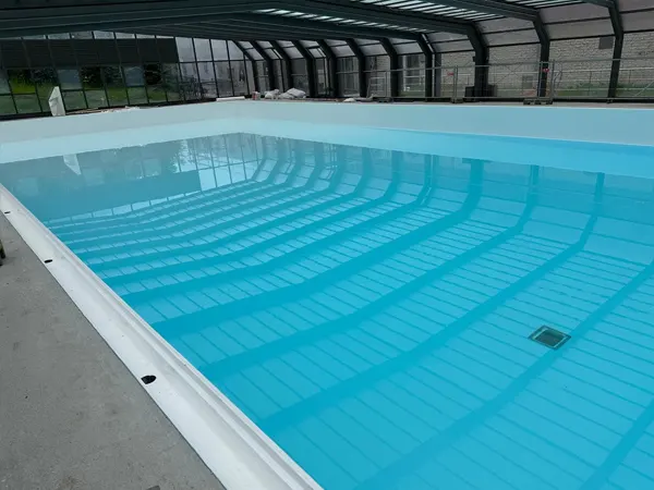 Nageur dans une piscine publique