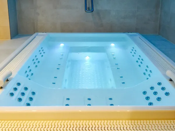 Jacuzzi avec lumières et jets massants